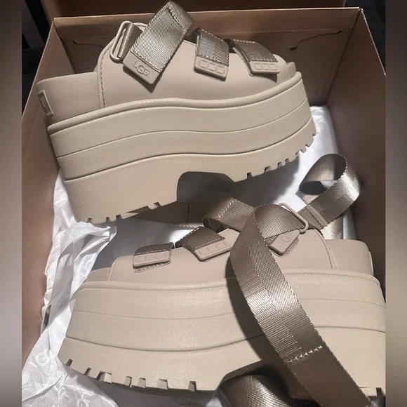 UGG Women's Goldenrise Platform Sandal - Picture 2 of 11